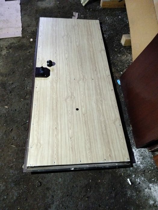 Продам деревянную дверь