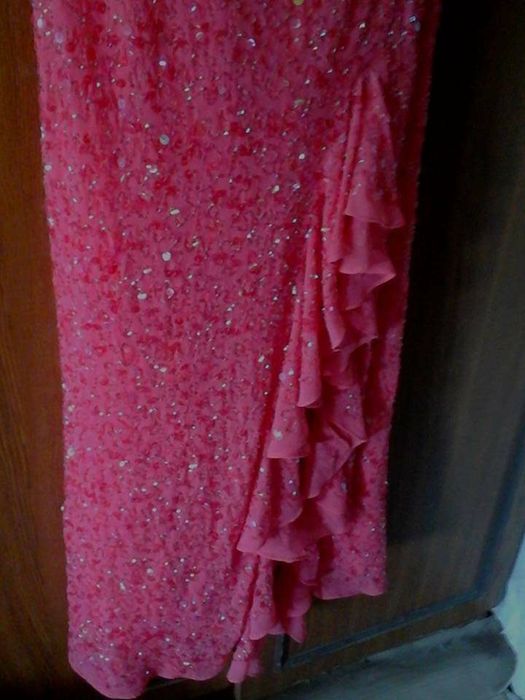 Не дорого фирменное вечернее с паетками платье