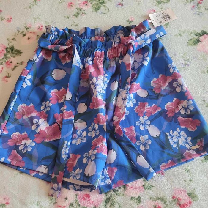 Guess чисто нови флорални панталонки