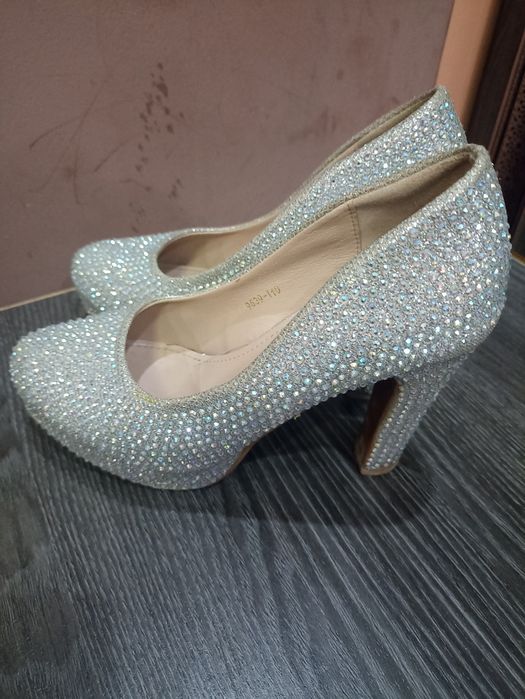 Zolushka oyoq kiyimi