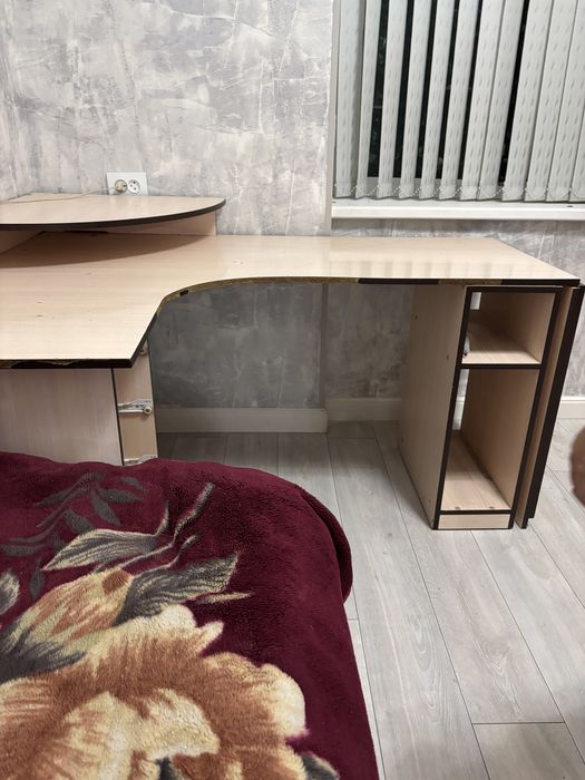 Шкаф и стул и кровать