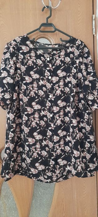 Vând o rochie și un costumase mărimea 44