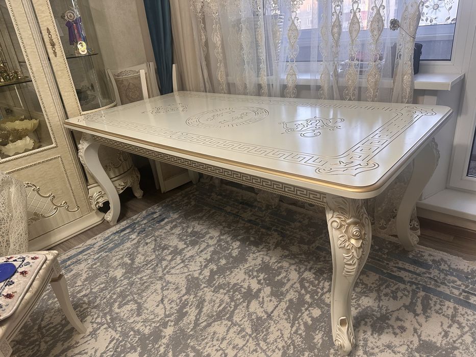 Стол доя гостиной