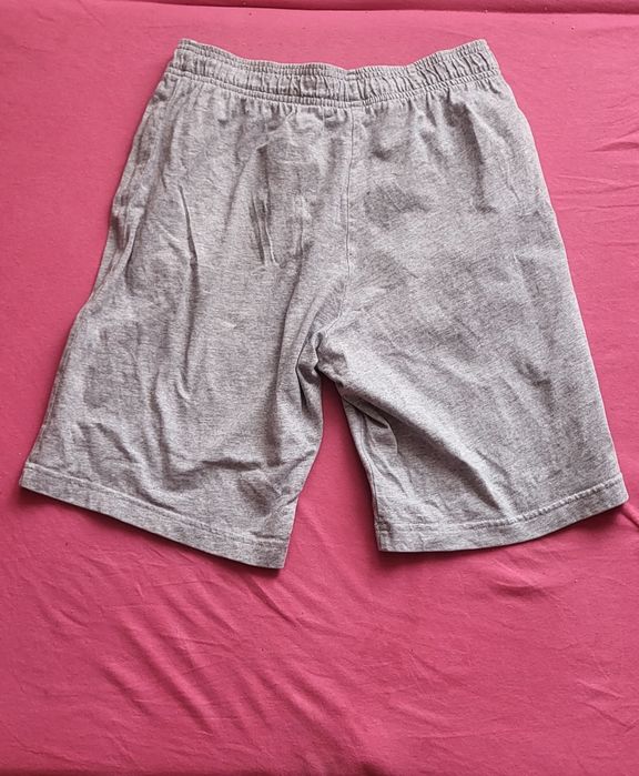 O pereche de pantaloni adidas