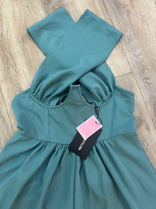 синьо-зелен гащеризон подходящ за официални събития