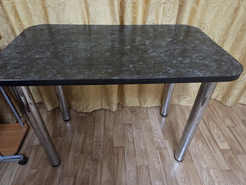 Продаётся компактный и удобный стол. Столешница с практичным покрытием