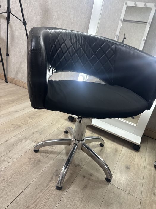 Продам парикмахерскии кресло