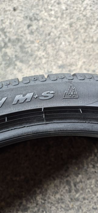 2 anvelope iarna ca si noi Pirelli 235/35/20.Pretul este pe bucata.