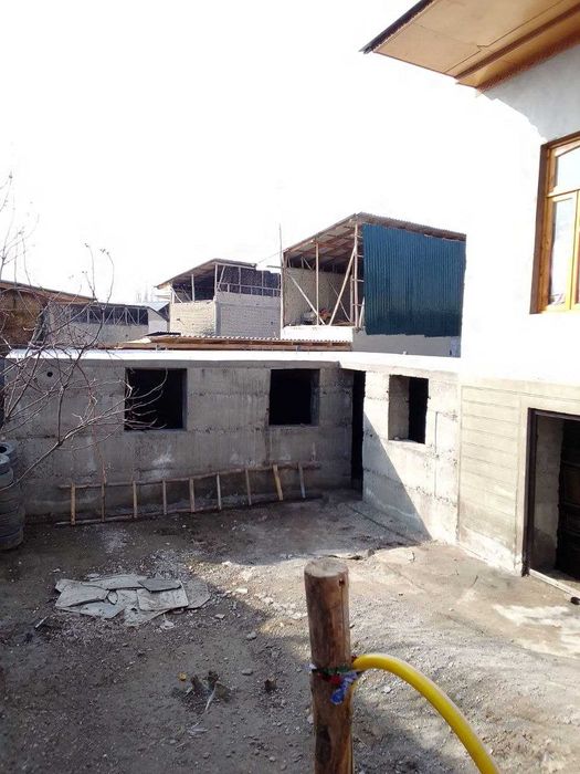 Yer hovli 3 hona tayyor yashasa bóladi yonida 3honaga biton quyilgan