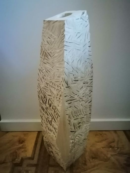 Ваза из цельного дерева.