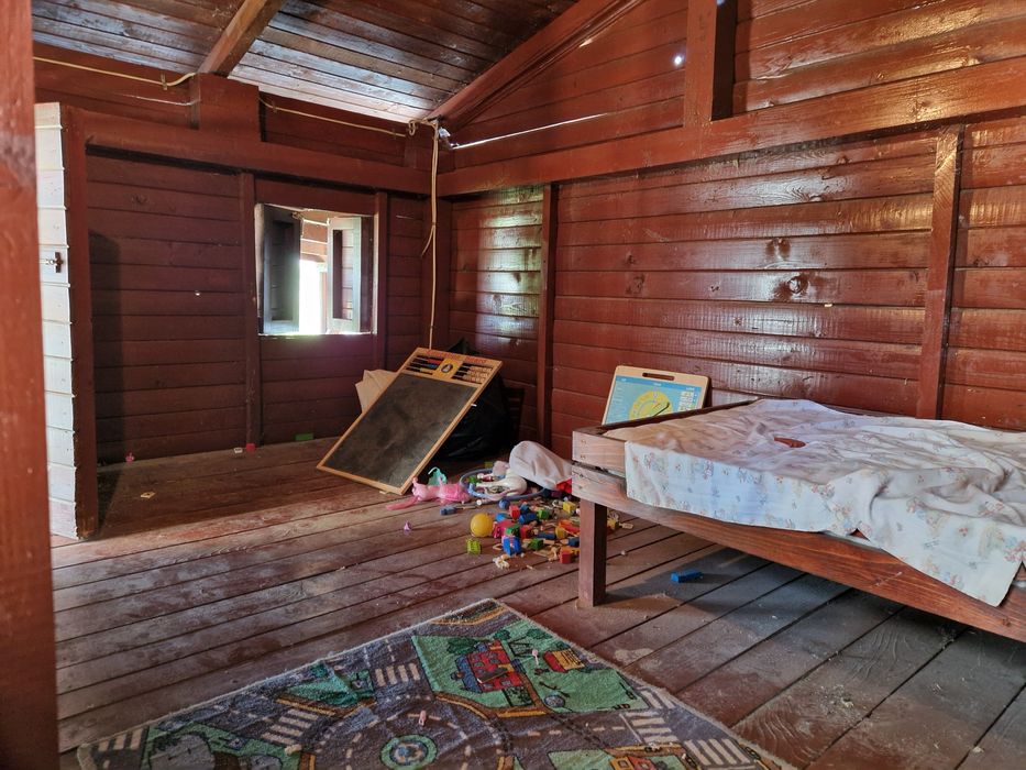 Căsuța din lemn cu tobogan