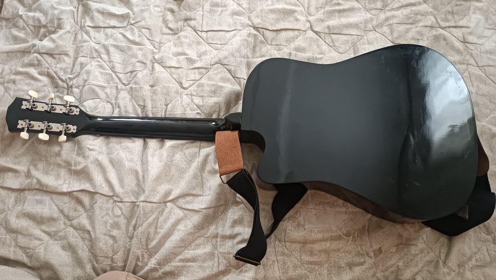 Продам гитару срочно