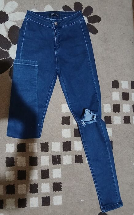 Blugi cu talie înaltă