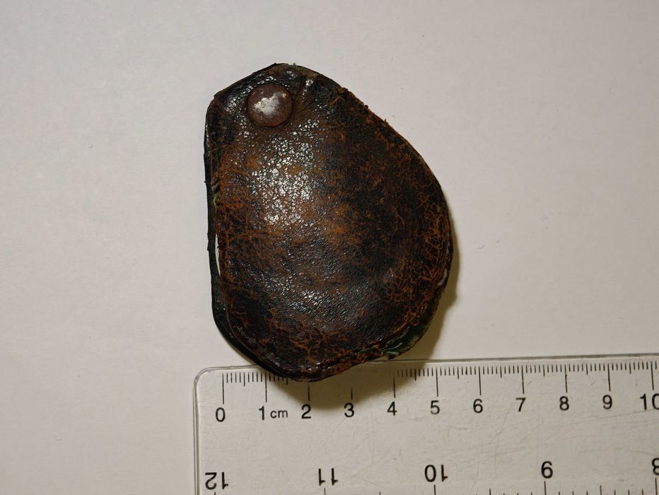 Lupă veche de buzunar din metal și piele