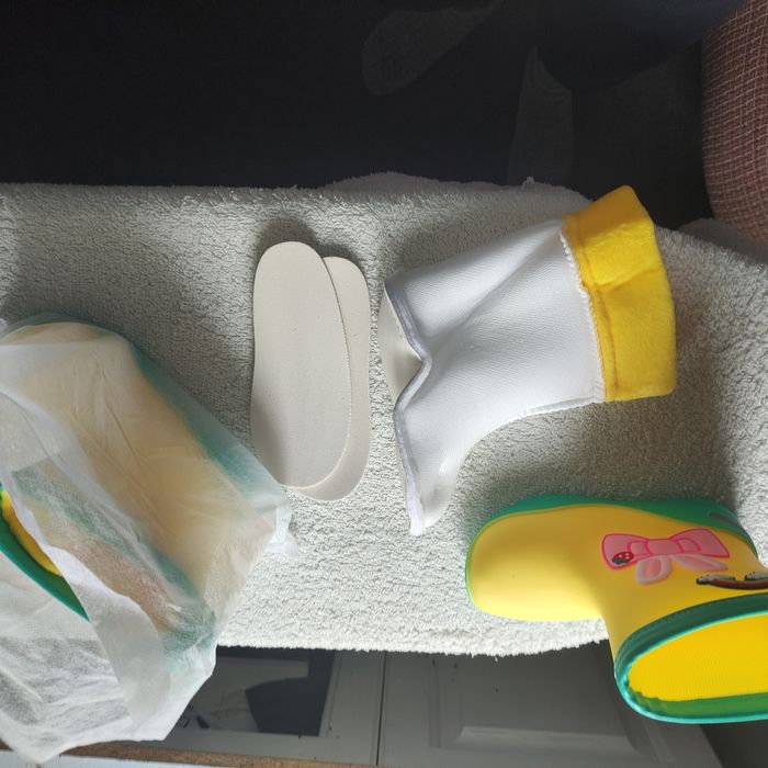 Продам резиновые сапожки на девочку