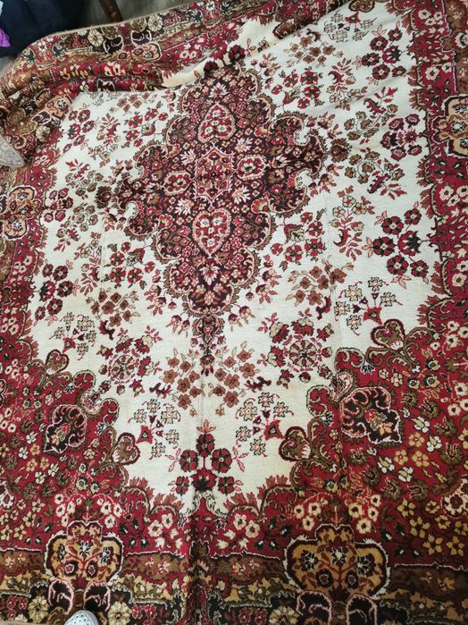 Продавам  вълнен персийски килим на завода в Сливен от социализма