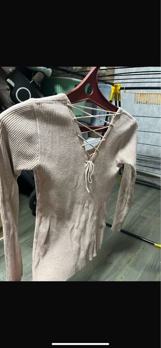 Кофта с вырезом на спине