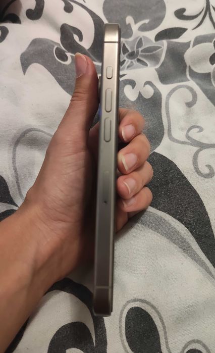 iPhone 15 pro / 256 GB