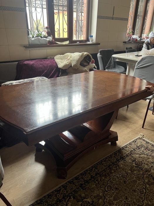 Стол прочный коричневый