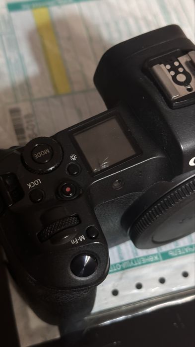 Продам фотоаппарат Canon R