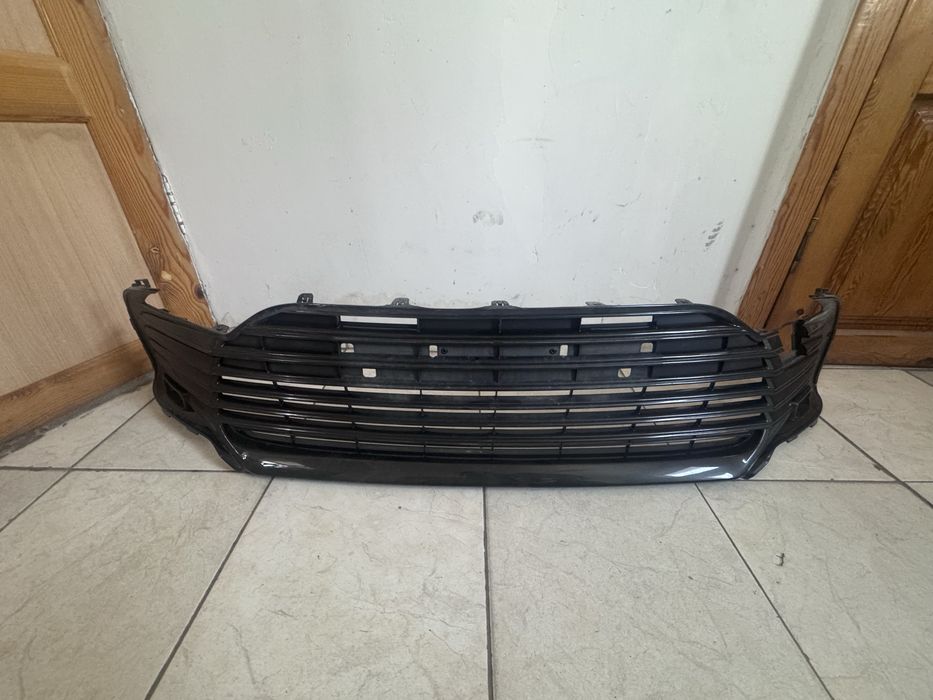 Пердний решотка на камри 75