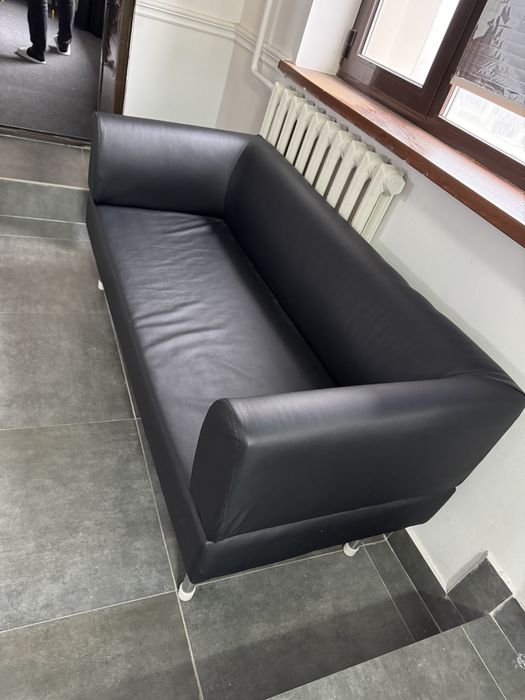 Чёрный кожаный диван