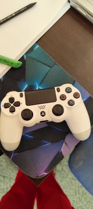 Vând consola play station 4