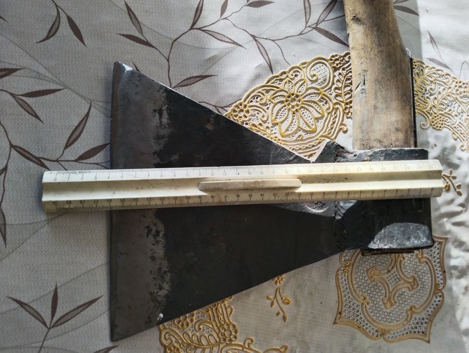 Продам мясной топор с топорищем.