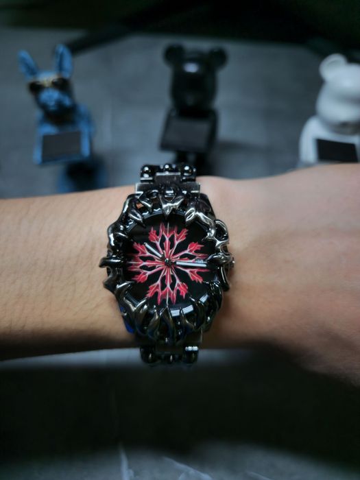 Часы в стиле Y2K