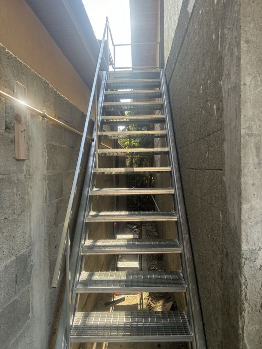 Scară metalică galvanizată, rezistentă, ideală pentru orice tip de acces. Oferim livrare la nivel național. Pentru detalii suplimentare, vă rugăm să