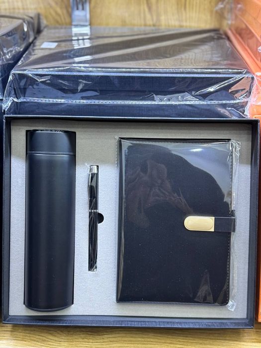 Подарочный набор с термосом, ручкой и блокнотом