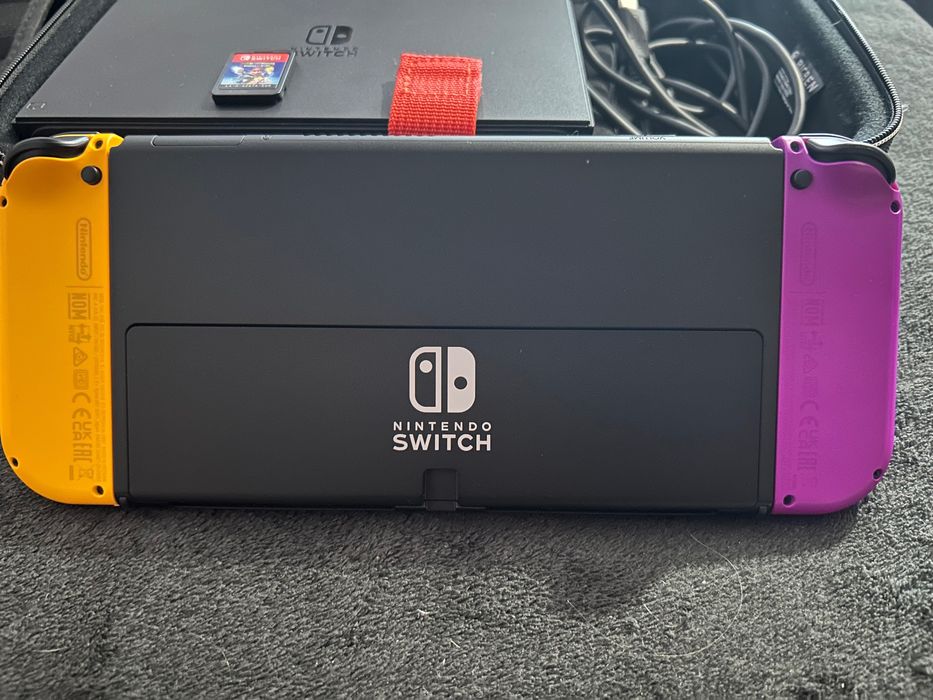 Nintendo Switch Oled Пълен комплект с допълнителни джойкони и калъфи