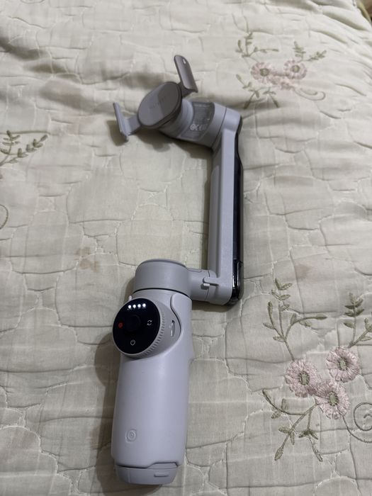 Insta360 Flow Pro — стабилизатор для iPhone (полный комплект)