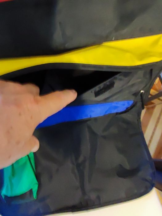 Vestă  reflectorizantă , un halat bej si un badi  bej .