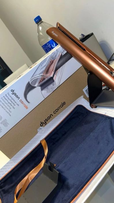 Aparat de îndreptat părul DYSON