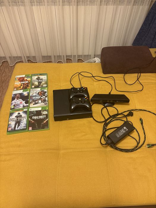 Xbox360 E, 2 manete + Kinect
