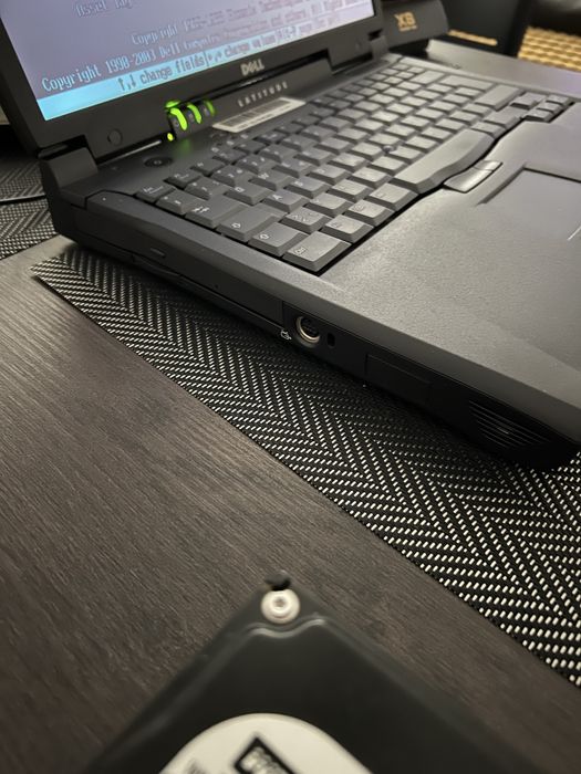 Pentium 3 DELL Latitude C800 laptop retro