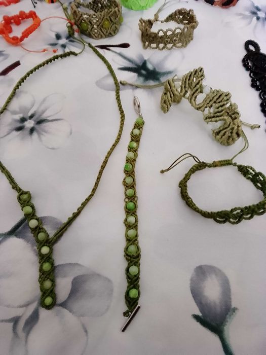 Гривни  изплетени с техника макраме 30 бр различни модели.