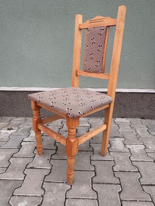 Scaune de lemn potrivite pentru evenimente