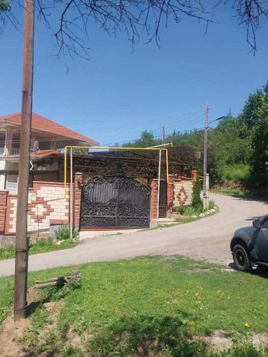 Строителей бригада Узбеки, Строим дом
