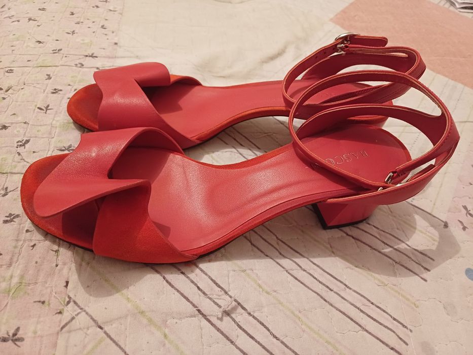 Продам женские туфли Basconi