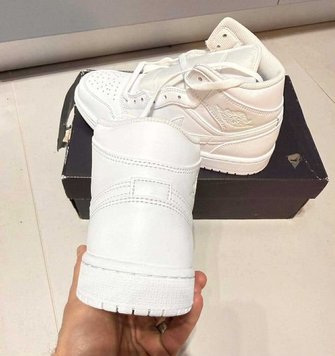 Adidasi Nike Jordan 1 Mid White