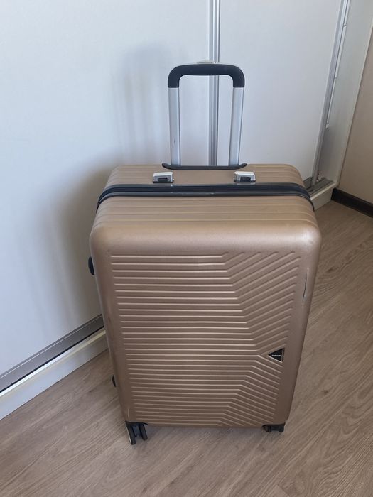 Забронирован. Чемодан размера L, битый