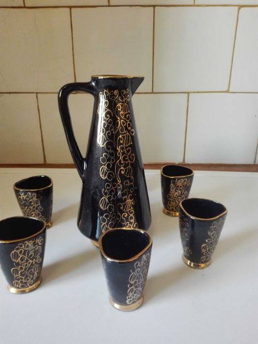 Сервиз за ракия и медна  ваза.