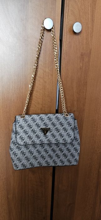 Нова дамска чанта сива на Guess