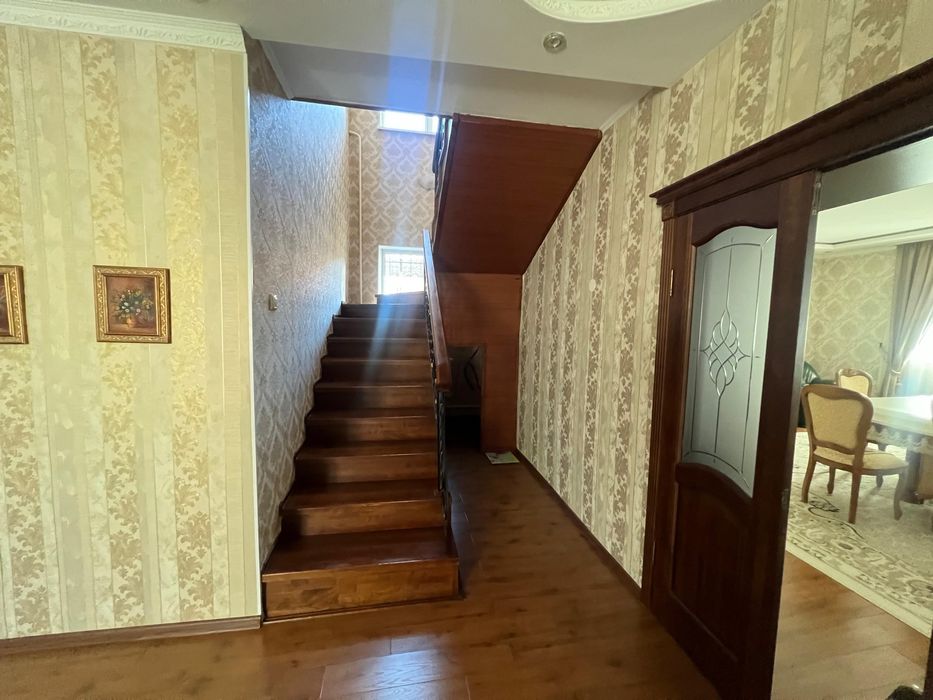 двухэтажный дом в центре города