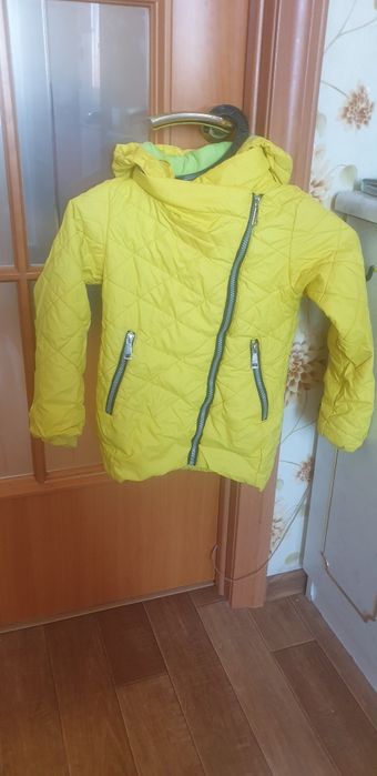 Продам девочковую куртку