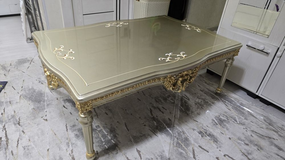 Стол (stol), хонтахта (xontaxta)