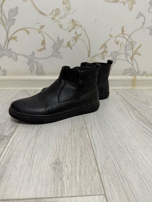 Подростковые ботинки