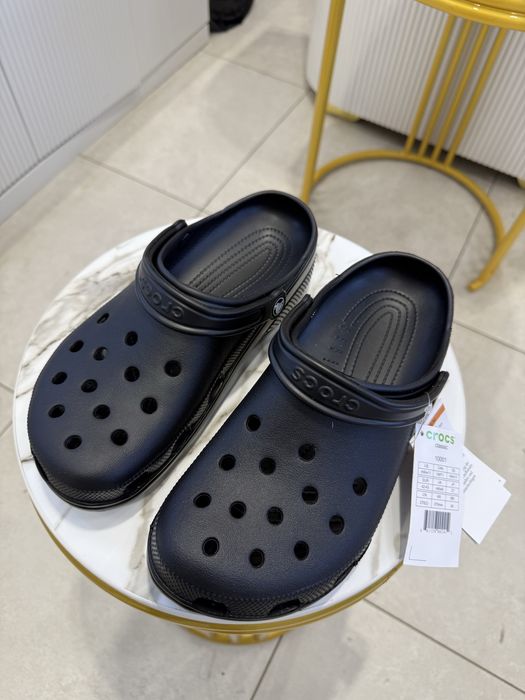 Стильные и удобные тапочки CROCS
